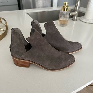 Steve Madden Grey suede booties size 8